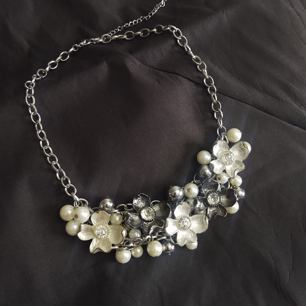 ✨Shimmer& Shine✨ Rhinestone Flower & Pearl Statement Necklace